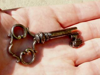 17th/18th century French wrought iron keys with fine bows 4