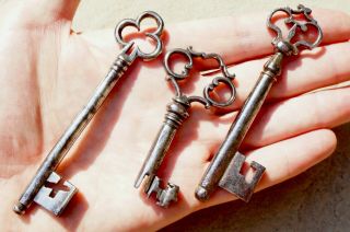 17th/18th century French wrought iron keys with fine bows 5