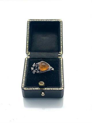 A Lovely Vintage 925 Sterling Silver Amber With Flower Detailing Ring 2.  31g