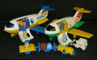 VINTAGE FISHER PRICE LITTLE PEOPLE AIRPORT 2502 - 2 PLANES PLUS MORE 2