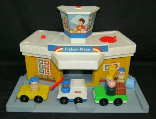 VINTAGE FISHER PRICE LITTLE PEOPLE AIRPORT 2502 - 2 PLANES PLUS MORE 3