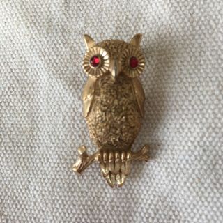 Vintage Crown Trifari Owl Gold Toned Red Rhinestone Eyes On Branch Pin Brooch
