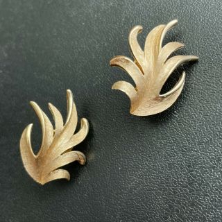 Signed Crown Trifari Vintage Gold Tone Flower Leaf Clip Earrings 498