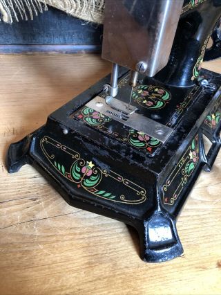 Muller Antique Cast Iron No 19 Toy Sewing Machine 5