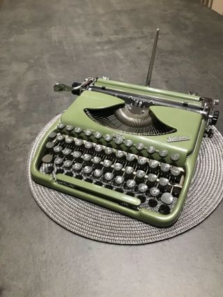 Vtg Antique Green Groma Kolibri Typewriter Schreibmaschine Máquina De Escrever