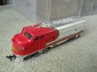 Vintage Ho Scale Bachmann Santa Fe 307 Red And Shiny Silver Diesel Locomotive