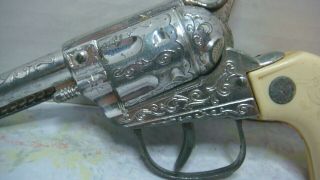 VINTAGE TOY CAP GUN PISTOL INDIAN HEAD SIX SHOOTER DIE CAST PLASTIC 2