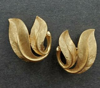 Vintage Crown Trifari Gold Tone Double Leaf Clip On Earrings