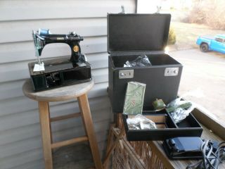 Singer Sewing Machine 24 80 24 - 80 1921 With Attachments Case Foot Pedal Portable