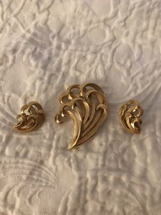 Vintage Crown Trifari Gold Swirl Brooch And Earrings Clipon