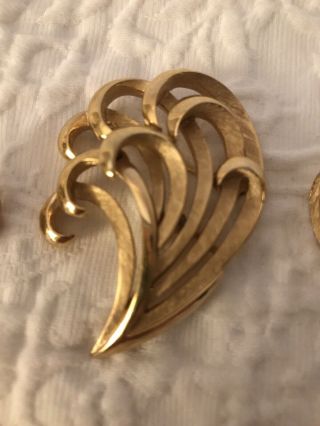Vintage Crown Trifari Gold Swirl Brooch and Earrings Clipon 2
