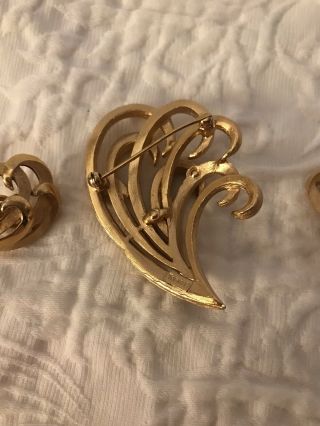 Vintage Crown Trifari Gold Swirl Brooch and Earrings Clipon 3