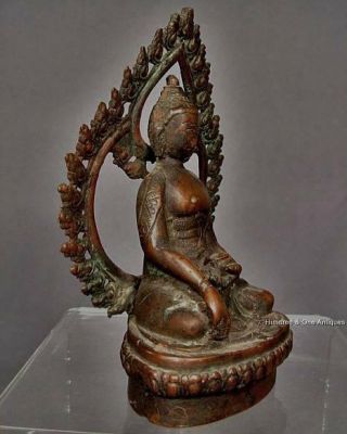 Antique Nepalese or Tibetan Bronze Figure of Buddha Tibet 15th - 18th century 3