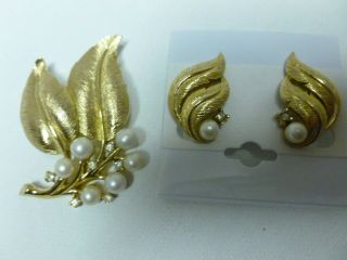 Vintage Crown Trifari Brush Gold Tone Leaf Rhinestone Faux Pearl Brooch Earrings