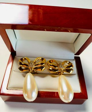 VINTAGE ELIZABETH TAYLOR WHITE DIAMONDS CRYSTAL/PEARL DROP EARRINGS (boxed) 2