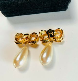 VINTAGE ELIZABETH TAYLOR WHITE DIAMONDS CRYSTAL/PEARL DROP EARRINGS (boxed) 3
