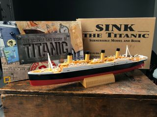 Titanic Submersible Model And Book (c) 1999 Hughes & Santini Pre Owned