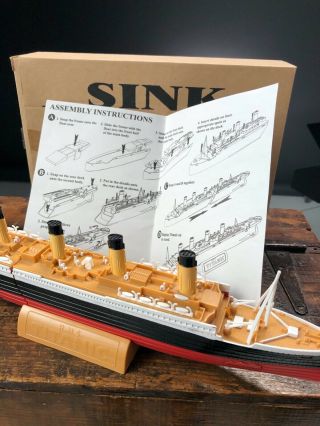 TITANIC SUBMERSIBLE MODEL and BOOK (c) 1999 Hughes & Santini Pre Owned 2