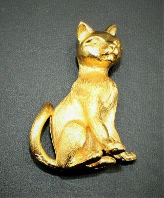 4597 Vintage Signed Trifari Textured Goldtone Figural Sitting Cat Brooch Pin