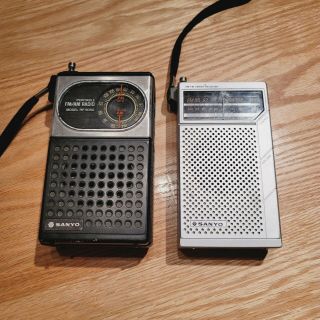 Two Vintage Sanyo Am/fm Pocket Radio Receiver Bundle Battery Operated