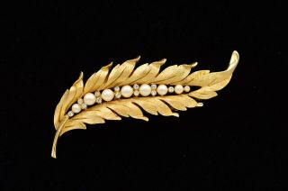 Trifari Signed Vintage Pin Brooch Rhinestone Leaf Brushed Gold Faux Pearl Bin5