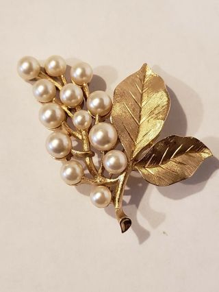 Vintage Crown Trifari Faux Pearl Gold Tone Flower /leaf Brooch