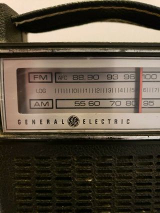 Vintage General Electric 2 - Band Solid State AM FM Portable Radio GE 7–2810F 2