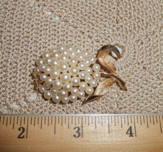 Vintage TRIFARI Signed Faux Pearl Flower Brooch Pin Gold Tone A298 2