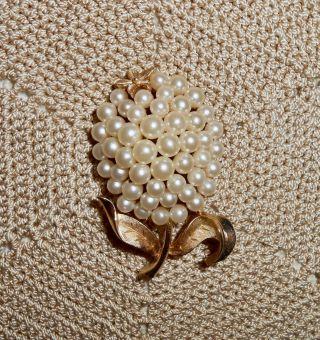Vintage TRIFARI Signed Faux Pearl Flower Brooch Pin Gold Tone A298 3