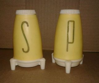 Vintage Plastic Retro Mid - Century Atomic Rocket Salt And Pepper Shakers Yellow