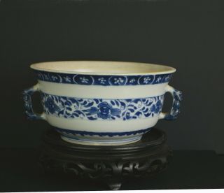 An 18th Century Chinese Porcelain Blue & White 2 Handled Bowl