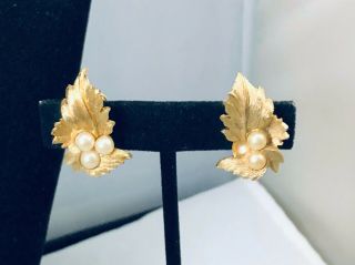 Vtg.  Sarah Coventry Faux Pearl Gold Tone Flowers Clip On Earrings
