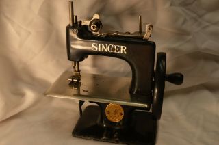 Antique Singer Childs Toy Hand Crank Sewing Machine No.  20 3
