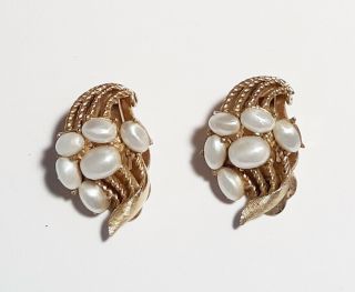 Vintage Signed Crown Trifari Twisted Goldtone Faux Oval Pearls Clip Earrings