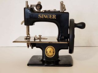Antique SINGER SEWHANDY Child ' s Toy Sewing Machine 2