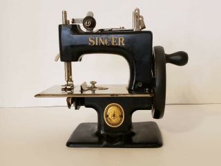 Antique SINGER SEWHANDY Child ' s Toy Sewing Machine 3