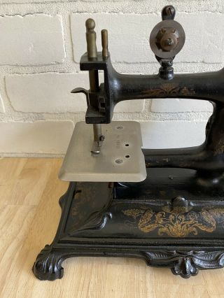 ANTIQUE MULLER MODEL 12 CAST IRON TOY/CHILD ' S SEWING MACHINE Germany 2