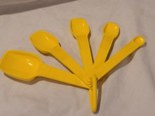 Tupperware Vintage Yellow Measuring Spoons Set Of 5 With Triangle Ring