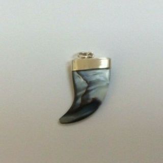 Vintage 1970s Sterling Silver & Blue Agate Shark ' s Tooth Pendant 3