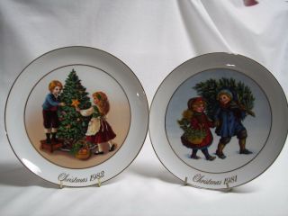 Vintage Pair Avon Christmas Memories Plates Children W/ Christmastree 1981 1982