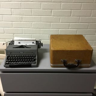 Vintage 1950 Royal Quiet De Luxe Typewriter With Case Antique