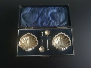 Cased Pair George V Solid Silver Scallop Shell Open Salts Spoons Chester Hm 1911