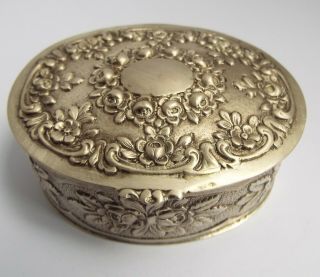 LOVELY DECORATIVE ANTIQUE SOLID SILVER TABLE SNUFF BOX WITH GILT INTERIOR 2