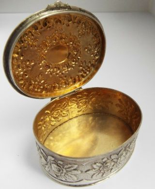 LOVELY DECORATIVE ANTIQUE SOLID SILVER TABLE SNUFF BOX WITH GILT INTERIOR 3