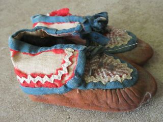 ANTIQUE NATIVE AMERICAN INDIAN BEADED MOCCASINES.  1890 TO 1930 2
