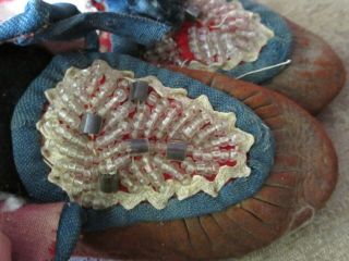 ANTIQUE NATIVE AMERICAN INDIAN BEADED MOCCASINES.  1890 TO 1930 3