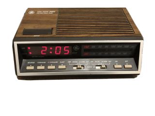 Vintage General Electric Ge Model 7 - 4616b Two Wake Times Fm/am Alarm Clock Radio