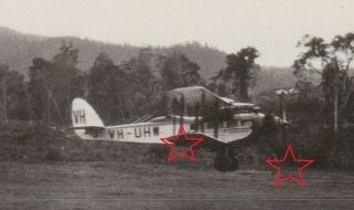 Old Photo VH UHW DH61 Giant Moth Canberra taking off at Bulolo Guinea c1933 2