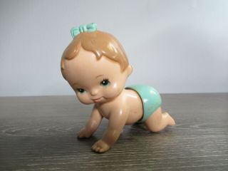Vtg 1977 Tomy Toy Wind Up Baby Girl Crawling Green Diaper Bow Shower Decor