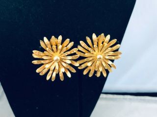 Vtg.  Sarah Coventry Shiny Gold Tone Flowers Clip On Earrings